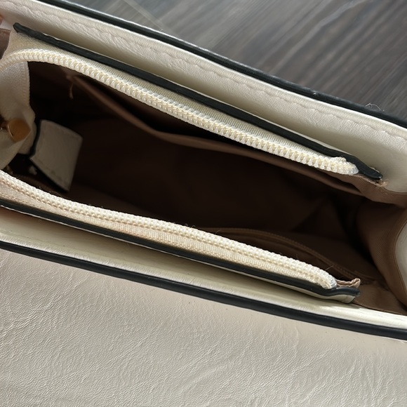 Michael Kors White Crossbody Bag gold Chain - Picture 9 of 10